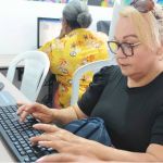Estudiante concentrada durante las actividades prácticas