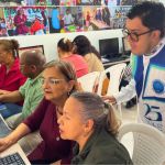 Estudiantes trabaja en grupo y reciben instrucción del Voluntario durante las sesiones