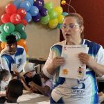 Voluntaria realiza la explicación de la actividad de la carta de amor familiar a todos los participantes