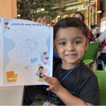 Niño expresa su amor a través de dibujos y colores a su familia