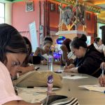 Padres y acudientes participan en la dinámica de sensibilización familiar de escribir una carta de amor a los niños