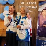 Voluntarias comparten un momento de de complicidad a través de abrazos y sonrisas mientras participan en una actividad