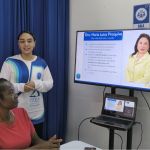 Los voluntarios reconocen la labor de la Dra. María Luisa Piraquive y la presenta a los participantes