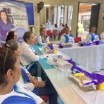 Voluntarios comparten un momento de esparcimiento en el evento