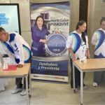 Voluntarios trabajan en equipo en las actividades de la jornada