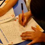 Palabras que fortalecen Los participantes escribieron mensajes especiales para sus seres queridos, promoviendo el diálogo y el fortalecimiento de los lazos familiares.