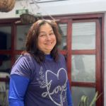 Estudiate comparte una sonrisa y expresión de felicidad al participar en el curso de Huertas caseras en el Punto de Información de Antioquia