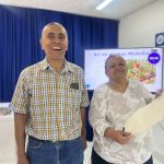 Estudiantes muestran con felicidad el trabajo realizado en clase
