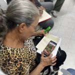 Estudiante en clase teórica realiza una representación gráfica sobre huertas