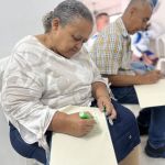 Estudiantes concentrados durante una actividad teórica para poner en práctica los conocimientos aprendidos durante la sesión