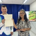 Estudiante pasa al frente y comparte su participación activa en clase