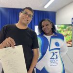Con felicidad, un estudiante comparte los conocimientos aprendidos durante las sesiónes teóricas en las clases