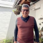 Participante comparte una sonrisa al participar del curso de Huertas Caseras