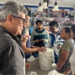 Voluntaria realiza explicaciones a los estudiantes antes de las actividades prácticas