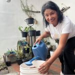 Estudiante comparte una sonrisa mientras participa en una de las sesiones prácticas del curso