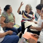 Los estudiates trabajan en grupo durante las actividades de formación en el curso de Huertas caseras