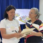Estudiantes exponen su participación al frente de la clase