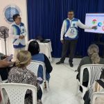 Voluntario realiza explicación de navegadores web