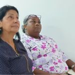 Estudiantes enfocados en la sesión teórica durante la clase