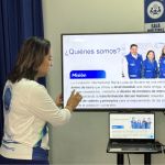 Voluntaria presenta a los asistentes la misión social de la Fundación