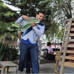 Voluntarios recolectando las donaciones para llevarlas al camión y trasladarlas al centro de acopio