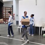 Voluntarios organizando las donaciones en el centro de acopio de Medellín