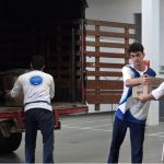 Voluntarios organizando las donaciones en el centro de acopio de Medellín