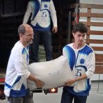 Voluntarios organizando las donaciones en el centro de acopio de Medellín
