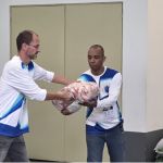 Voluntarios organizando las donaciones en el centro de acopio de Medellín