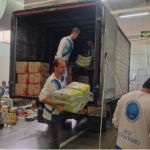Voluntarios organizando las donaciones en el centro de acopio de Medellín