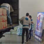 Voluntarios organizando las donaciones en el centro de acopio de Medellín