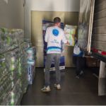 Voluntarios organizando las donaciones en el centro de acopio de Medellín