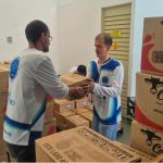 Voluntarios organizando las donaciones en el centro de acopio de Medellín