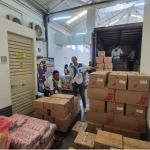 Voluntarios organizando las donaciones en el centro de acopio de Medellín