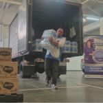 Voluntarios organizando las donaciones en el centro de acopio de Medellín