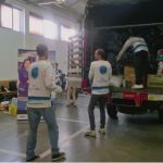 Voluntarios organizando las donaciones en el centro de acopio de Medellín