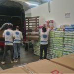 Voluntarios organizando las donaciones en el centro de acopio de Medellín