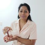 Estudiante presenta el resultado final del taller de Bonsai y pedrería