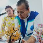 Estudiante presta minuciosa atención al trabajo y enseñanza de nuestra voluntaria para aprender sobre manualidades y artesanías en la elaboración de Árbol de Bonsai