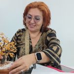Estudiante sonriente finaliza el trabajo de su árbol de bonsai artesanal