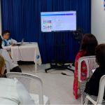 Estudiantes en aprendiendo el uso de herramientas como Canva