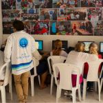 Estudiantes participando en grupo durante sesiones prácticas