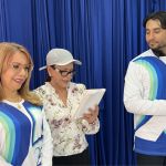 Estudiante realiza exposición de una actividad