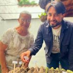 Dos participantes del curso germinan semillas con gran emoción y marcan con pequeños letreros el semillero