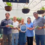 Varios los estudiantes están felices en la huerta con cosechas en sus manos al finalizar el curso