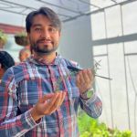 En sus manos un estudiante sostiene el romero fresco que cosechó