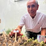 Con expectativas y emoción un estudiante marca el semillero donde sembró las semillas