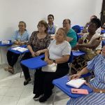 Los asistentes se encuentran atentos a las explicaciones e indicaciones dadas por las voluntarias