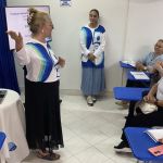 La profesora Liliana Ochoa, del Punto de Información de Antioquia, explica los temas que se van a trabajar con la población mayor.