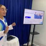 La voluntaria del Punto de Información de Antioquia, da a conocer lo que hace la Fundación.